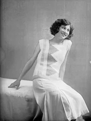 Modelo com um vestido criado por Anita Pittoni, c.1940 (fotografia a preto e branco)