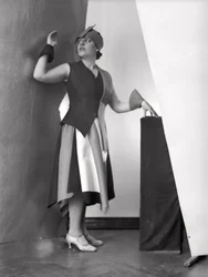 Retrato de Anita Pittoni com um vestido desenhado pelo pintor Marcello Clarion, c.1930 (fotografia a preto e branco)
