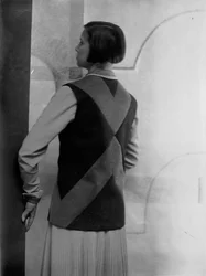 Retrato de Marion Wulz num vestido desenhado por Anita Pittoni, c.1940 (fotografia a preto e branco)