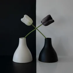 Equilíbrio de tulipas pretas e brancas