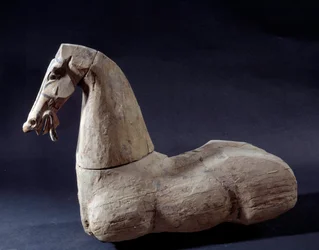 Arte chinesa: cavalo de madeira. Escultura do período Han. Paris, Musée Cernuschi