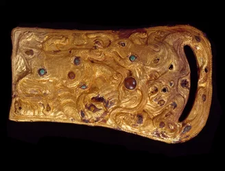 Arte chinesa: fivela de cinto de ouro incrustada com pedras preciosas. Dinastia Han Ocidental (206 AC-25 DC). Paris, Museu Cernuschi