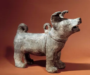 Arte chinesa: molosse com arnês. Estatueta funerária em terracota do Período Han (206 a.C.-220 d.C.). Musee Cernuschi, Paris