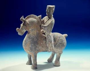 Arte chinesa: estatueta de cavaleiro (206 BC-220 AD), período Han. Museu Cernuschi de Paris