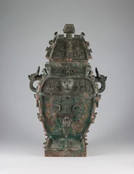 Vaso de vinho coberto (fang lei) com desenho de máscaras zoomórficas e pegas com cabeças de animais, finais do século XI a.C. (bronze)