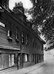 Uma velha casa de madeira em Collingwood Street, Londres, 1926-1927.