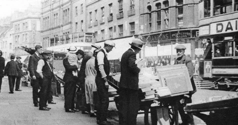 Bancas de livros na Shoreditch High Street, Londres, 1926-1927.
