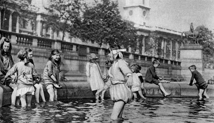 Crianças a remar nas fontes de Trafalgar Square, Londres, 1926-1927