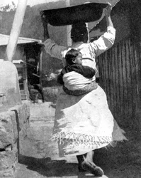 Uma mulher coreana carregando um bebê nas costas, 1936.