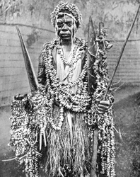 Um feiticeiro, Uganda, África, 1936.