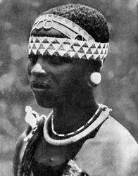 A esposa de um cacique Angoni, Moçambique, África, 1936.