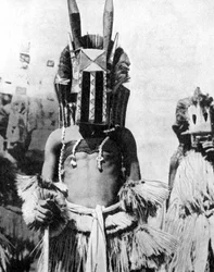 Máscara visitada dos povos das terras altas, África, 1936.