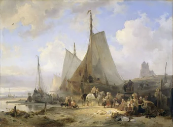 Barcos de pesca na praia com pescadores e mulheres a separar o pescado