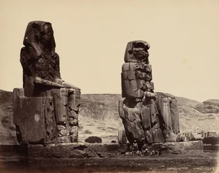 Colossos de Memnon em Tebas, c. 1859 (foto)