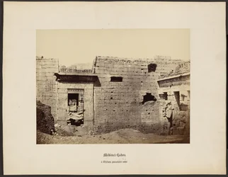 Medinet-Habou, em Tebas, estreia na corte