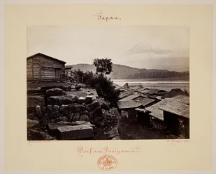 Fusiyama. Casa e Monte Fuji no fundo.