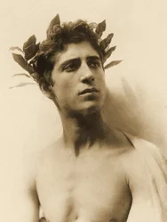 Estudo de um menino usando uma coroa de flores, Sicília, C.1898 (foto sépia)
