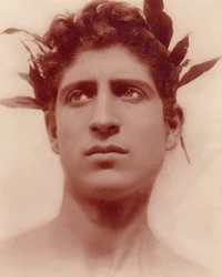 Estudo de um menino usando uma coroa de flores, Sicília, C.1898 (foto sépia)