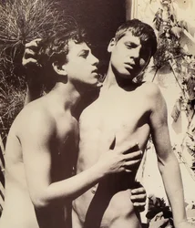 Estudo de dois nus masculinos, Sicília, c.1898 (fotografia a sépia)