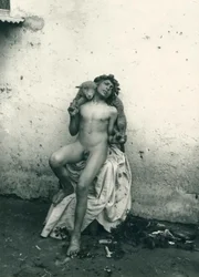 Rapaz a segurar uma ovelha, Sicília. c1899 (fotografia a preto e branco)