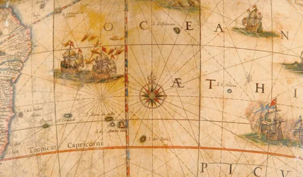 Detalhe de navios de combate no Oceano Atlântico a partir de um globo terrestre 1645-48