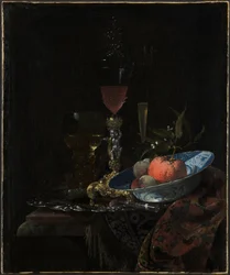 Copo de vinho e uma tigela de frutas