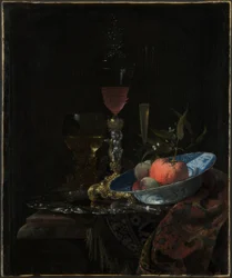 Copo de vinho e uma taça de fruta