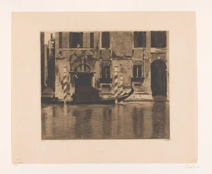 Gôndola amarrada com superestrutura num canal de Veneza - Gôndola com superestrutura no Canal Grande, Veneza (título original)