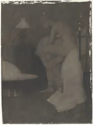 Mulher nua sentada na borda da cama