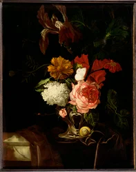 Uma rosa, uma íris, lilás e outras flores em um vaso de prata auricular com um caracol e uma borboleta em uma borda drapeada