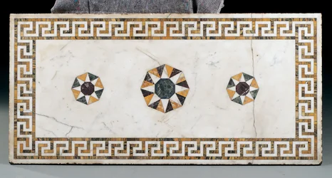 Uma das duas mesas laterais de George II (mármore, verde antico, lápis-lazúli e serpentina)