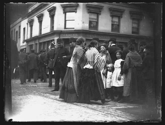 Canto da Custom House Street e Bute Street, Cardiff, 1892.