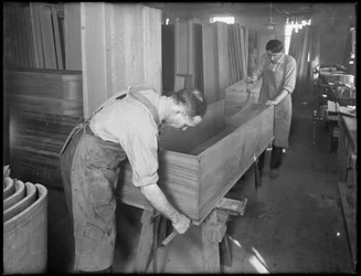 Ajustando os lados e o fundo da casca de um caixão de madeira, Oneida, Nova York, 3 de abril de 1916