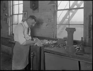 Carver trabalhando em ornamentos de caixão, Oneida, Nova York, 3 de abril de 1916