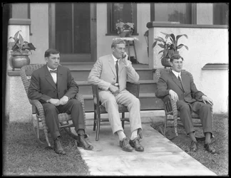 Pugilista inglês William Thomas Wells (Bombardeiro Billy Wells) e amigos, c.1910