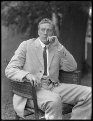 O pugilista inglês William Thomas Wells (Bombardier Billy Wells), posou sentado em um terno de tweed, c.1911
