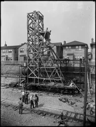 Montando um misturador de concreto em 1910 63rd Street, Brooklyn, c.1914