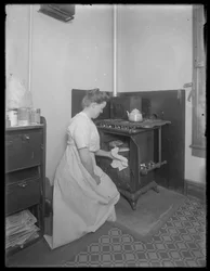 Ethel Grey Magaw Hassler tirando pão do forno, c.1913