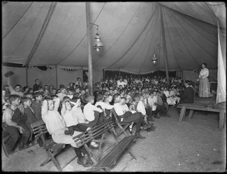 Encontro de crianças da Sociedade Evangelística, East 67th Street e Avenue A, Nova York, 24 de julho de 1914