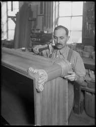 Encaixando no ornamento de um caixão de madeira, Oneida, Nova York, 3 de abril de 1916