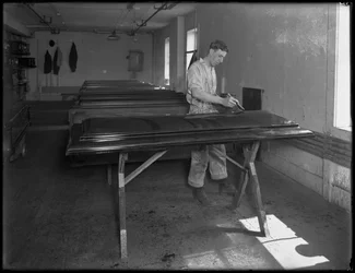 Fluindo os topos dos caixões de madeira, Oneida, Nova York, 3 de abril de 1916