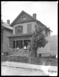 Quatro crianças levantam no patamar de uma casa em um rio ou em um lago, Inwood, New York, c.1910.
