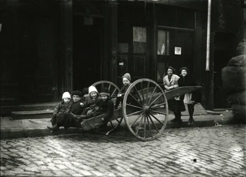 Grupo crianças, em, carreta, com, menina, e, mulher, estar, atrás de, c.1910-21
