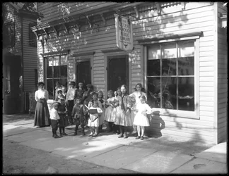 Grupo de crianças posadas fora do Ramo Whitestone da Biblioteca Pública de Queens Borough, c.1912