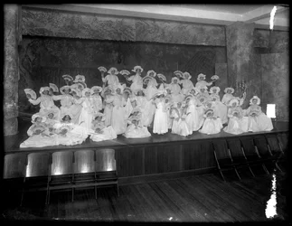 Grupo meninas, posado, ligado, um, pequeno, fase, segurando, ventiladores, provavelmente, a, católico roman, órdã, asilo, kingsbridge, bronx, c.1911