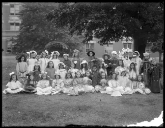 Retrato de grupo de crianças do asilo órfão católico romano, Kingsbridge, Bronx, no vestido extravagante para uma festa de mãe ganso, c.1910