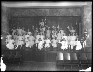 Grupo, retrato, de, menininhas, durante, um, desempenho, provavelmente, a, católico roman, órdã, asilo, kingsbridge, bronx, c.1911