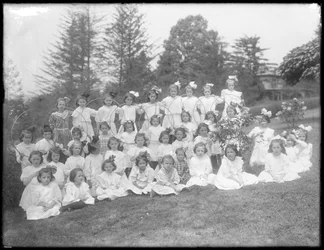 Retrato de grupo de meninas não identificadas, provavelmente o asilo órfão católico romano, Kingsbridge, Bronx, c.1910