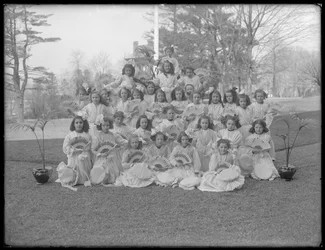 Retrato de grupo de meninas não identificadas, provavelmente o asilo órfão católico romano, Kingsbridge, Bronx, c.1911