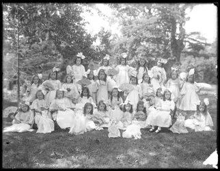 Retrato de grupo de meninas não identificadas, provavelmente o asilo órfão católico romano, Kingsbridge, Bronx, c.1910